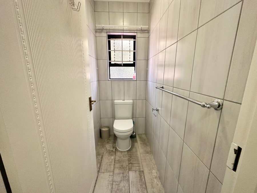 5 Bedroom Property for Sale in Fraaiuitsig Western Cape